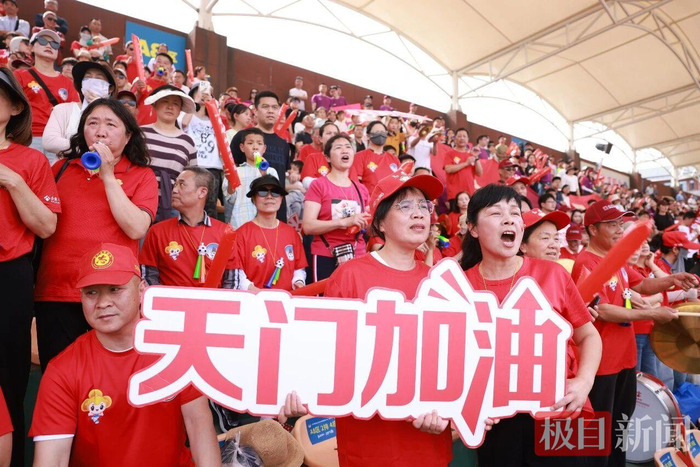 天门队下场再战!拼到最后的你们也值得掌声与喝彩|足球|足球联赛|赛事|失利|比赛_新浪体育_新浪新闻